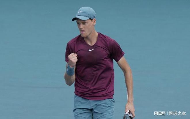 感谢俱乐部，U16国少球员身穿各自俱乐部训练服拍摄全家福